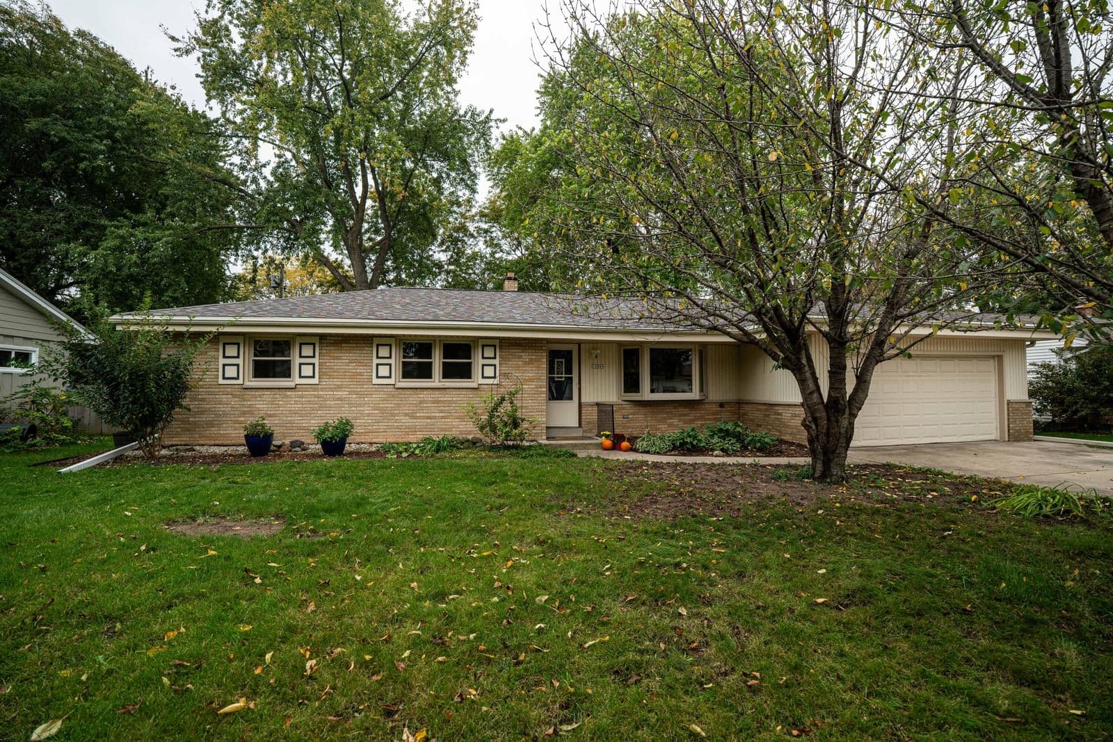 10849 Derby Ave, Wauwatosa, WI 53225