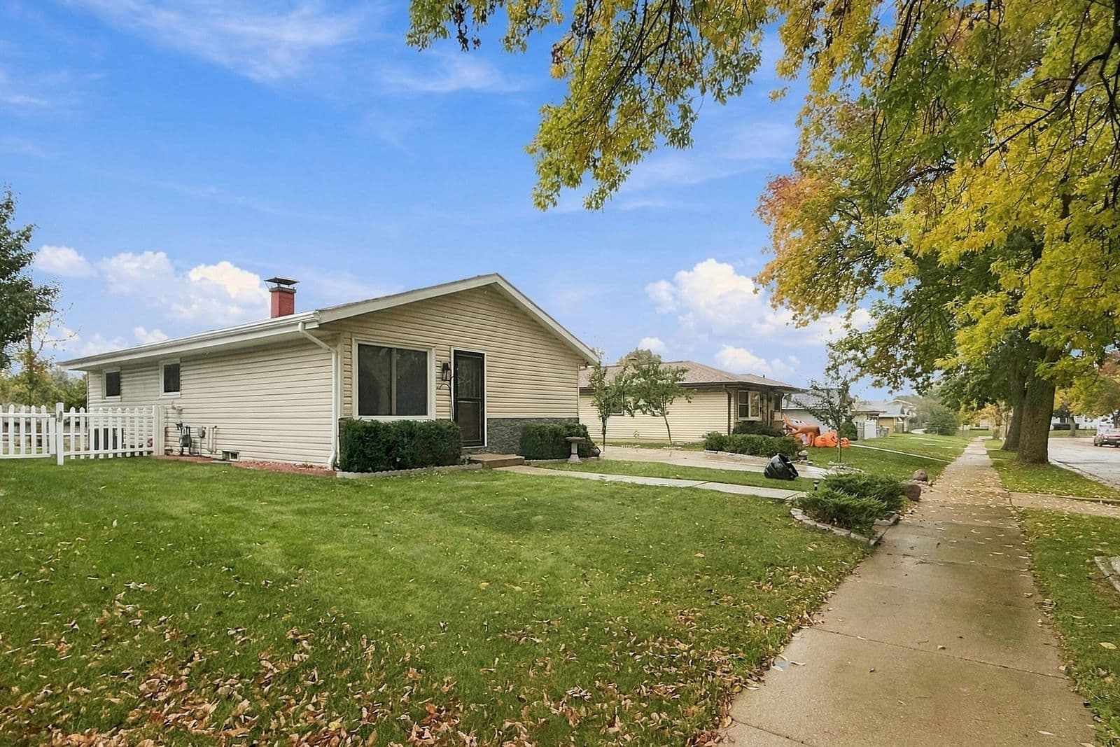 1500 Clayton Crest Ave, Milwaukee, WI 53221 2