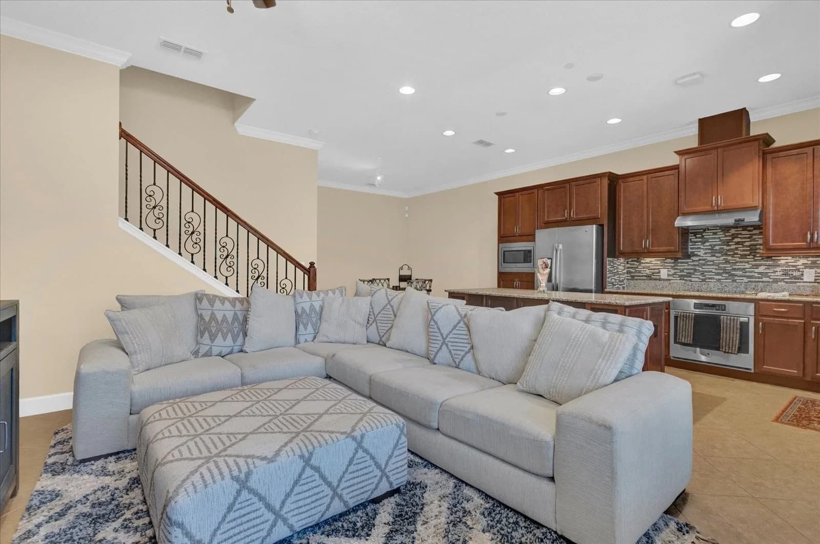 9219 LAUREATE, Orlando, FL 32827 3