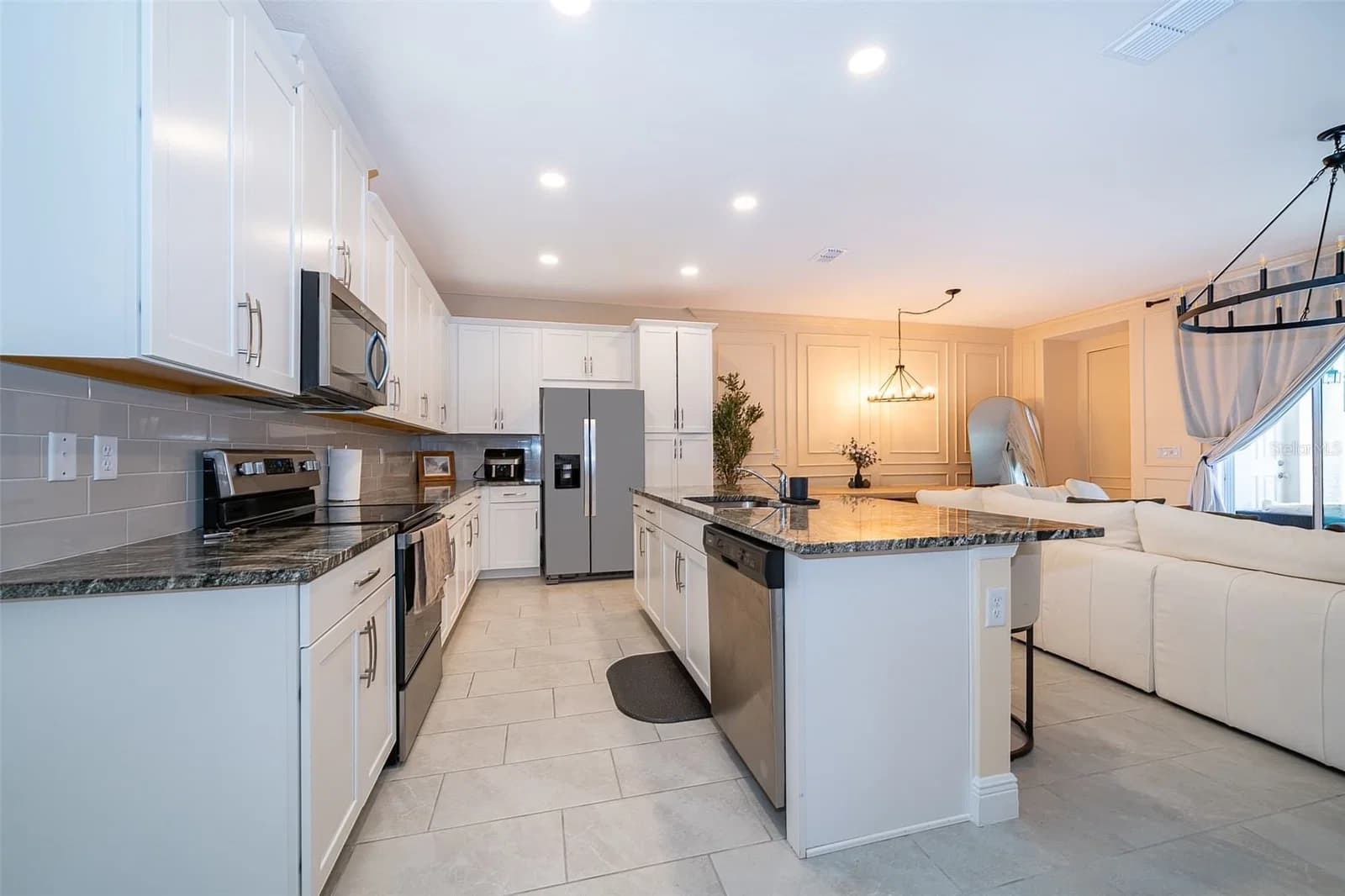 1660 TROPICAL PALMS Circle 4