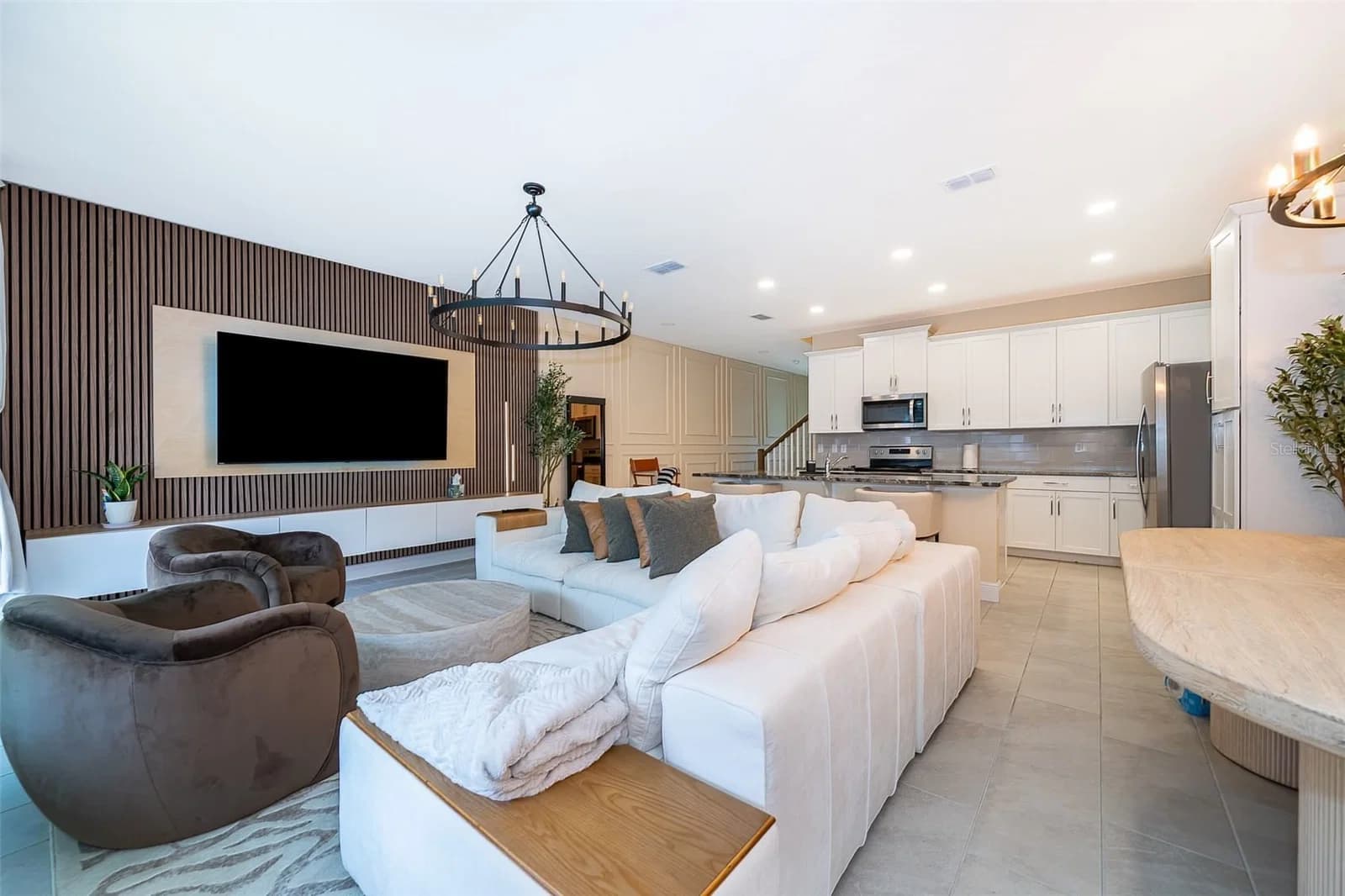 1660 TROPICAL PALMS Circle 5