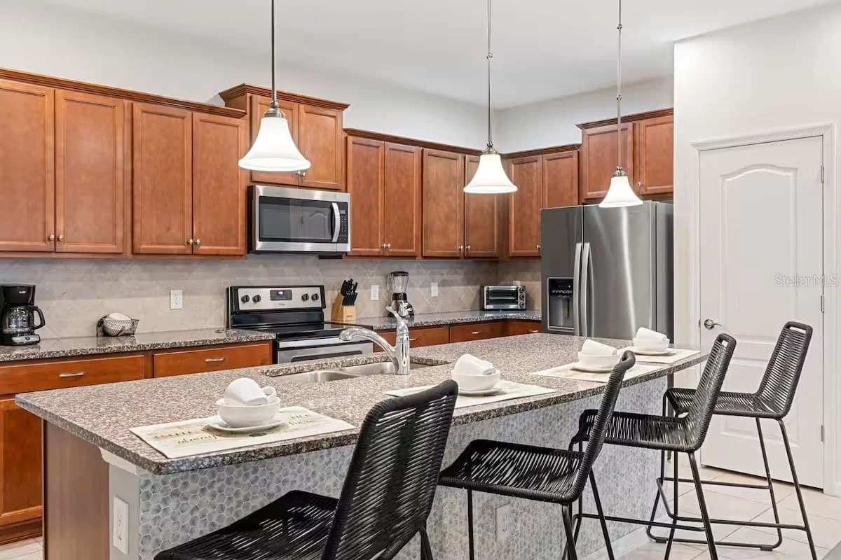 2402 DUBAI, Kissimmee, FL 34747 3