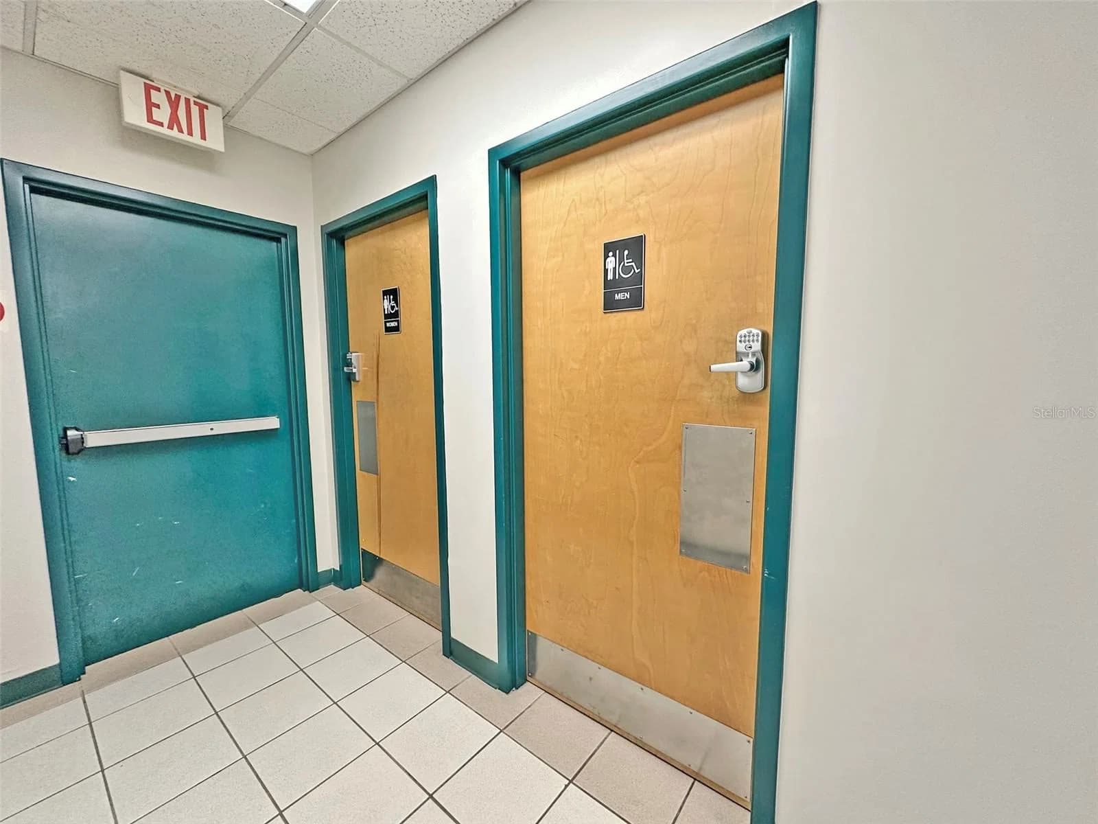 7802 KINGSPOINTE Parkway #210 4