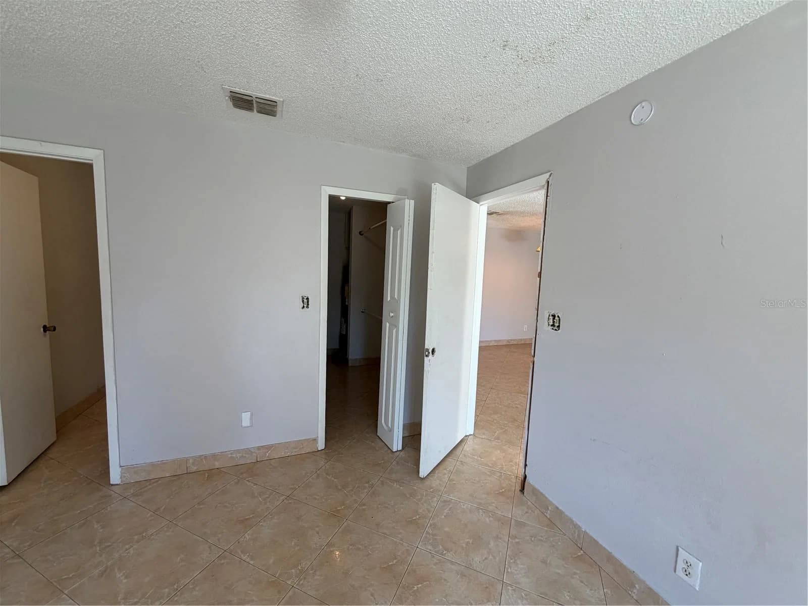 5225 VIA HACIENDA Circle #B115 5