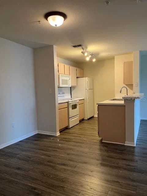 5447 VINELAND Road #1210 4