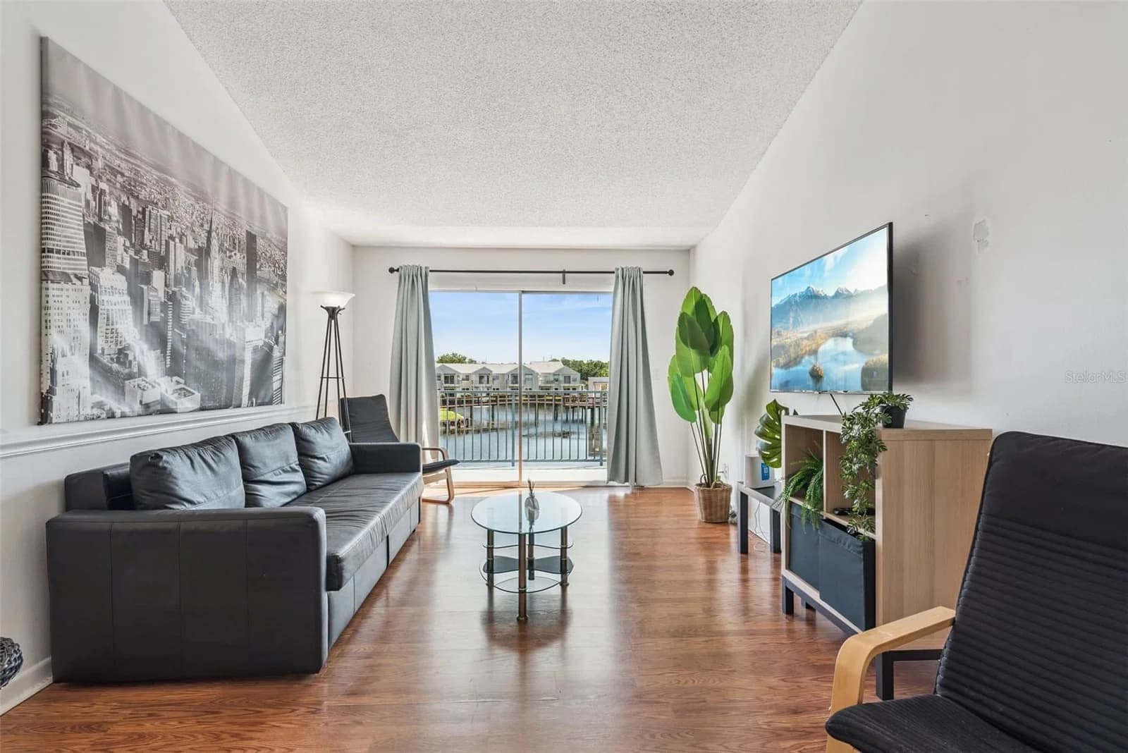 2564 WOODGATE Boulevard #204 4