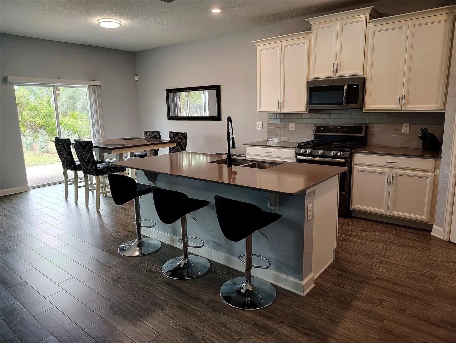 1047 OAK BLUFF 3