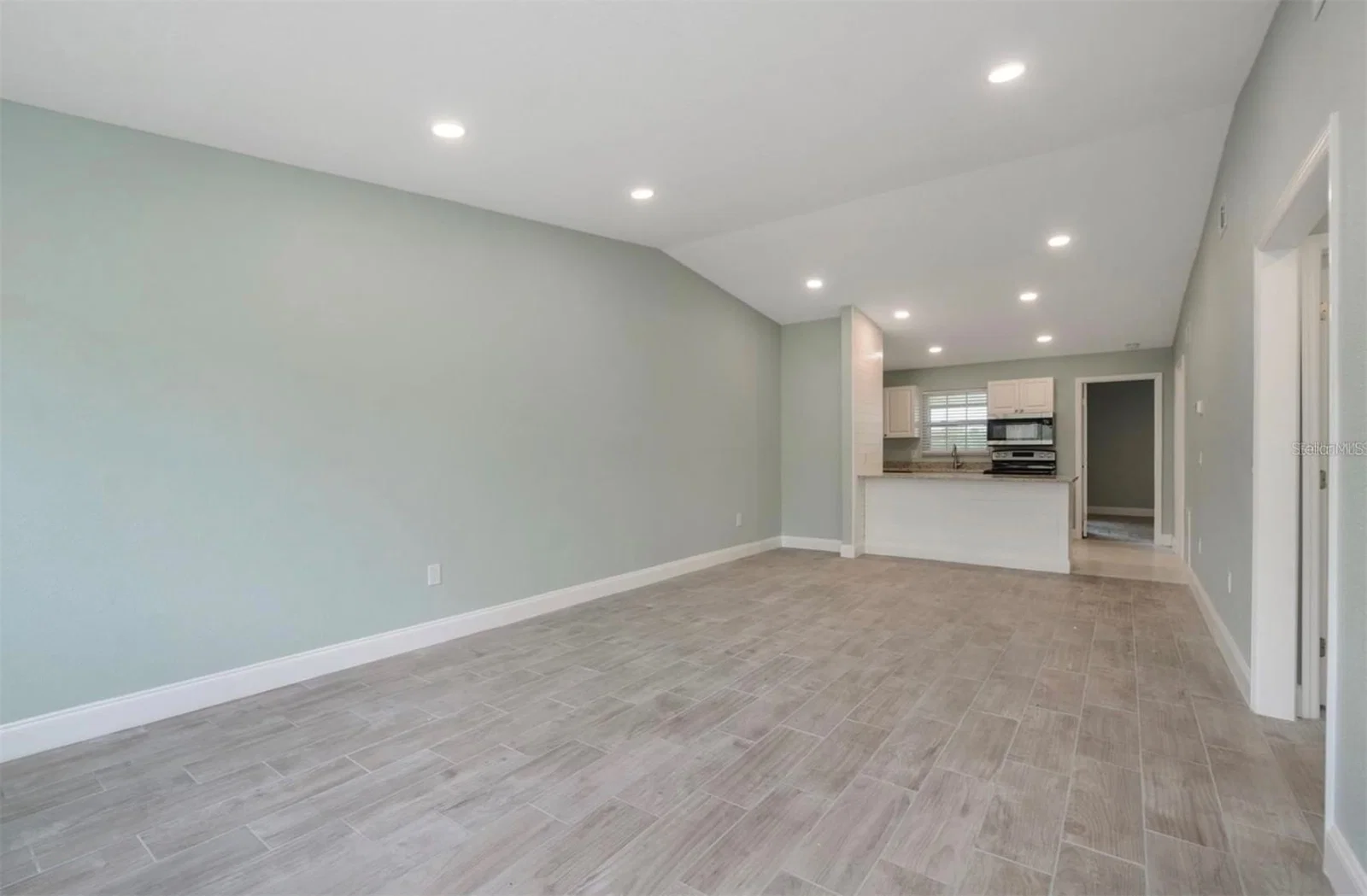 1184 WOODMAN, Orlando, FL 32818 3