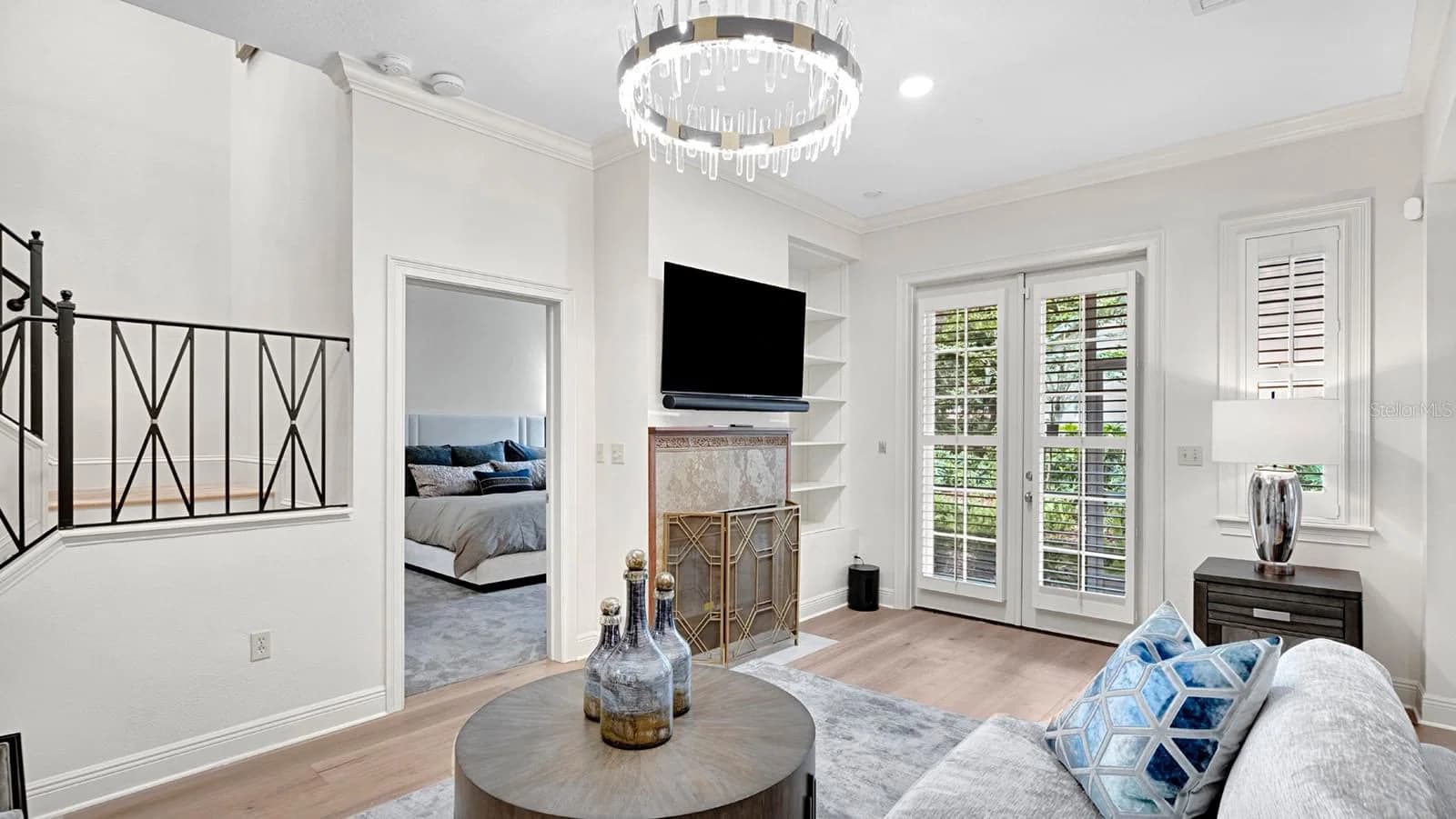 1223 COUNTRY CLUB OAKS 4