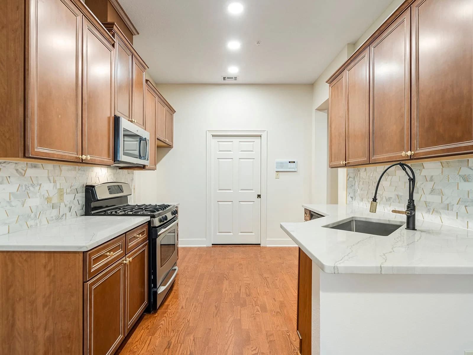 1223 COUNTRY CLUB OAKS 5