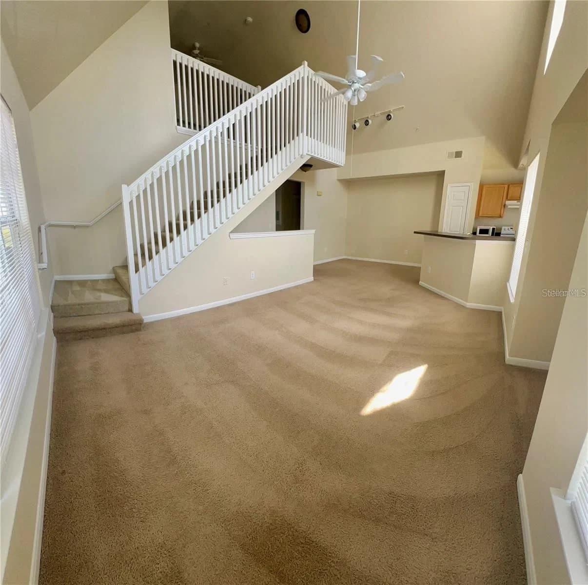 9021 LEE VISTA 4