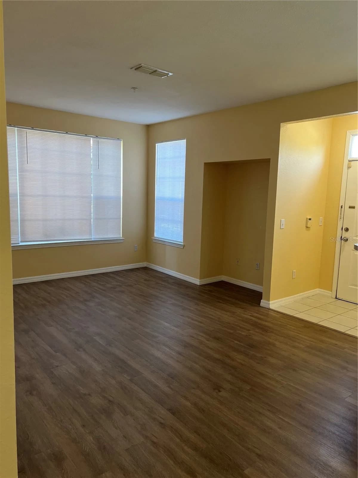 9093 LEE VISTA 4