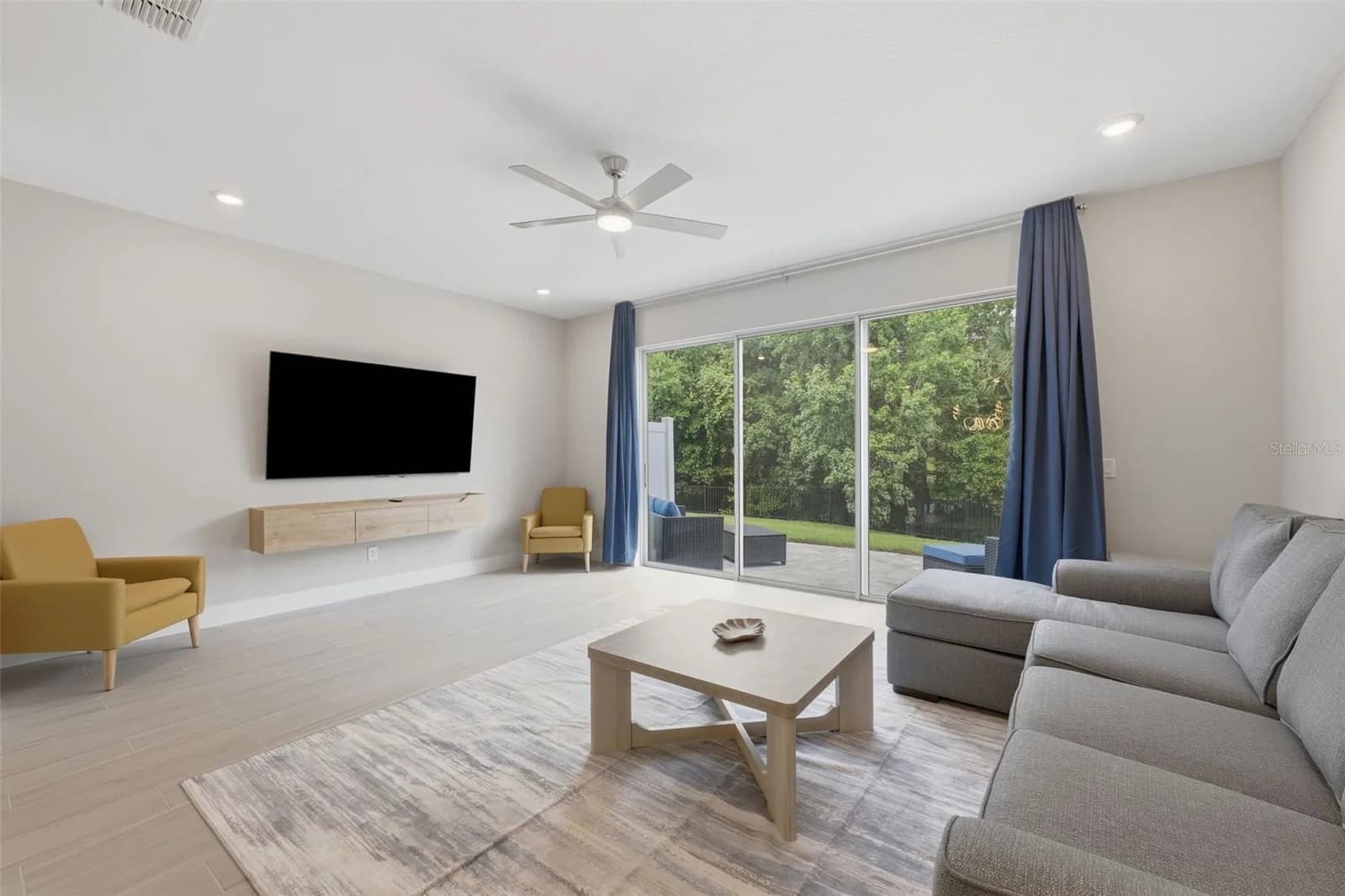 1216 ROYAL VIEW 4