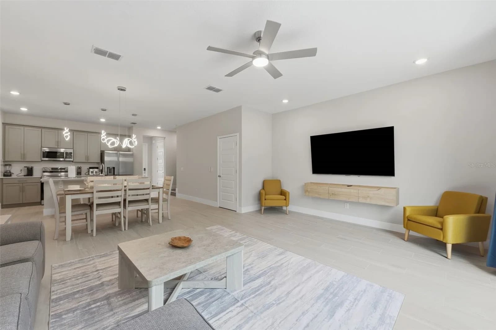 1216 ROYAL VIEW 5