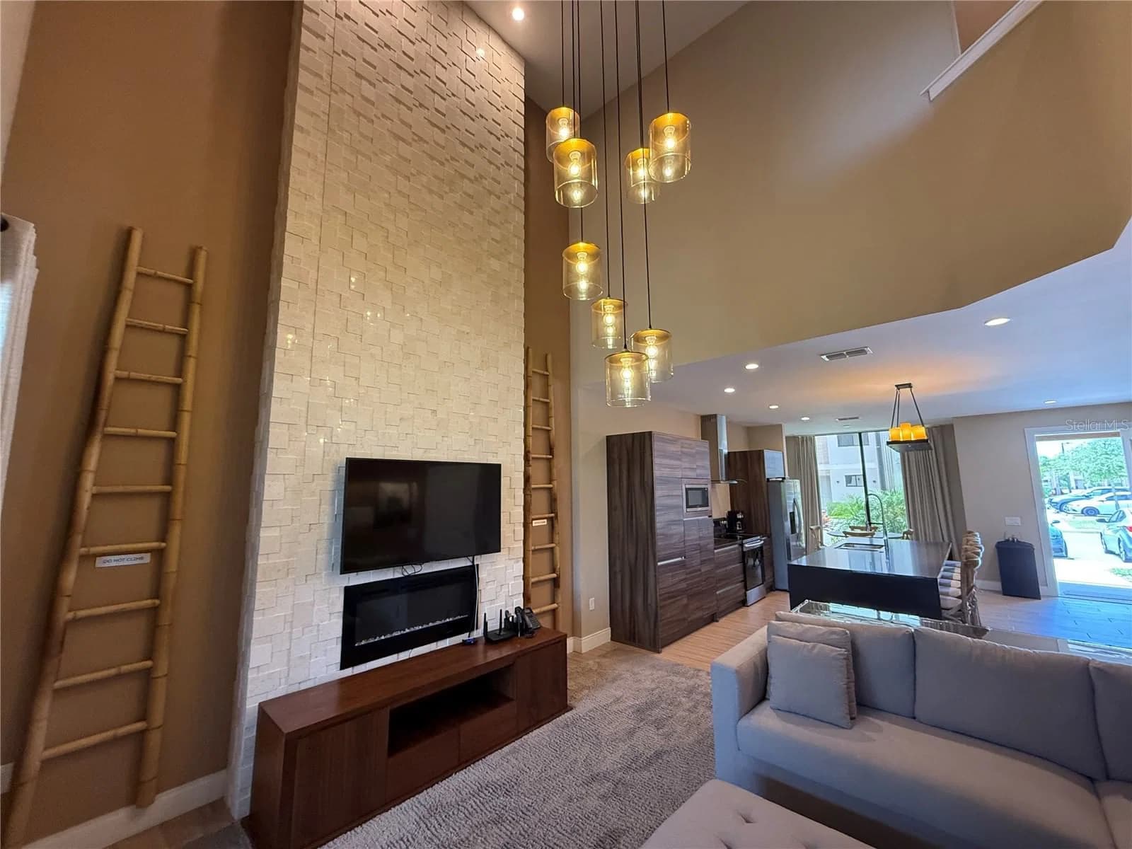 3065 ROCKEFELLER WAY 4