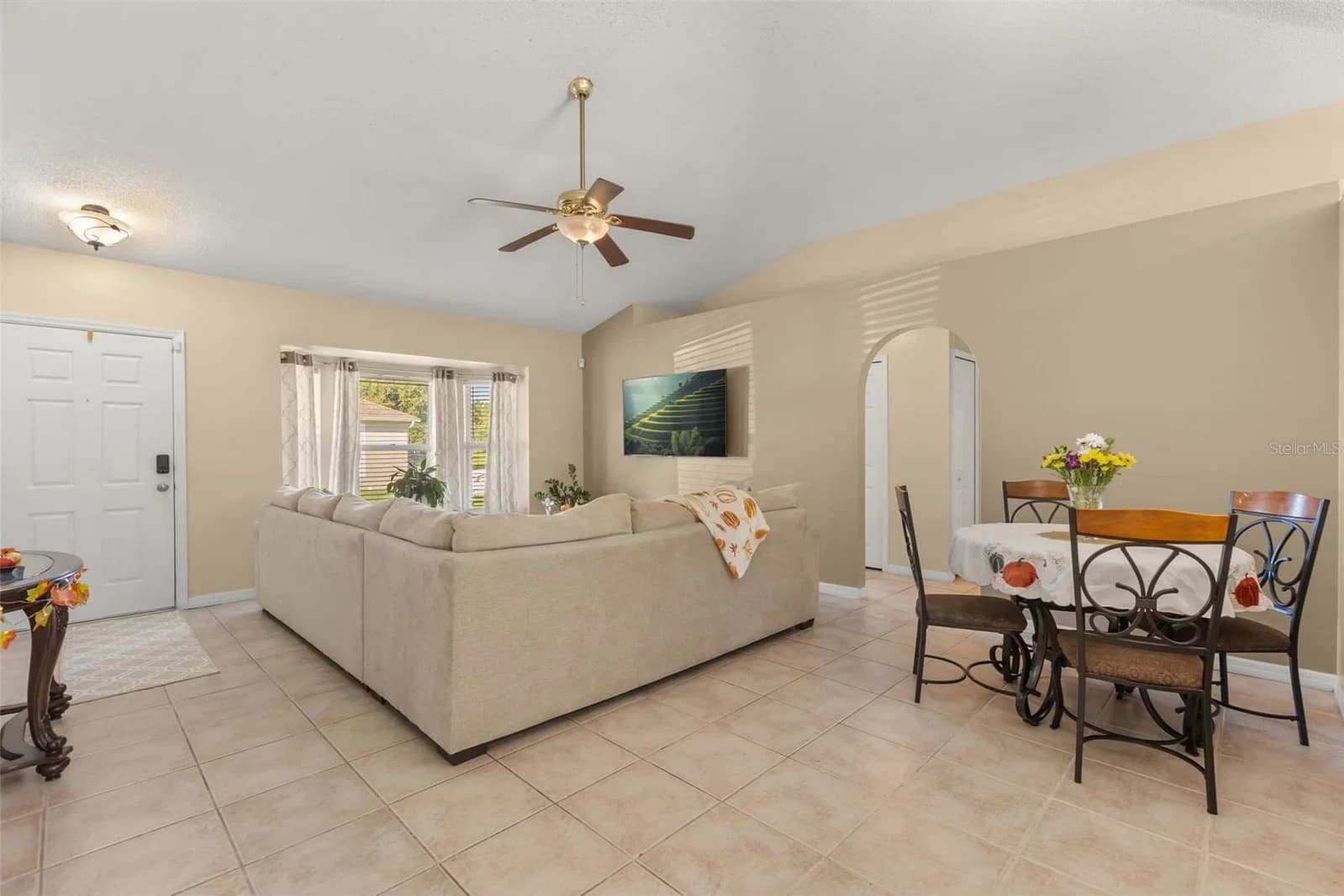 374 COLONADE 3