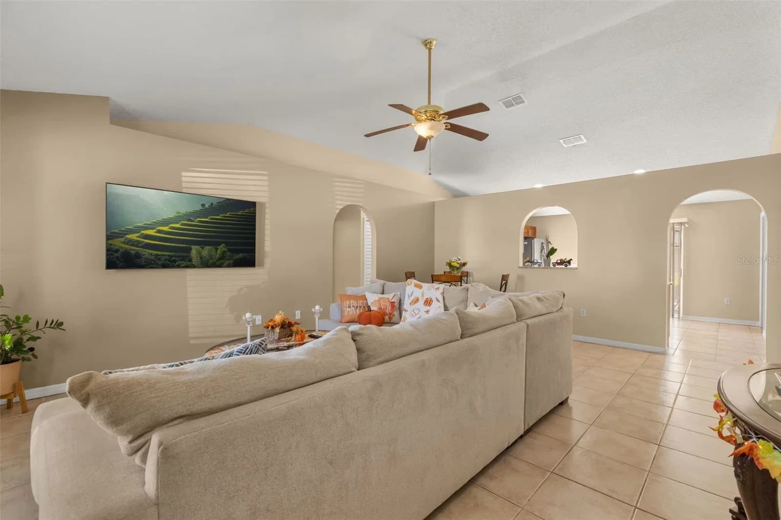 374 COLONADE 4