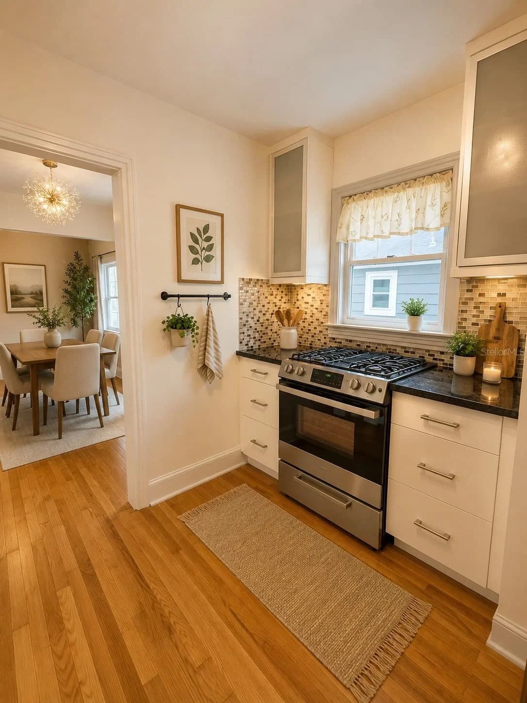 1642 HILLCREST 5