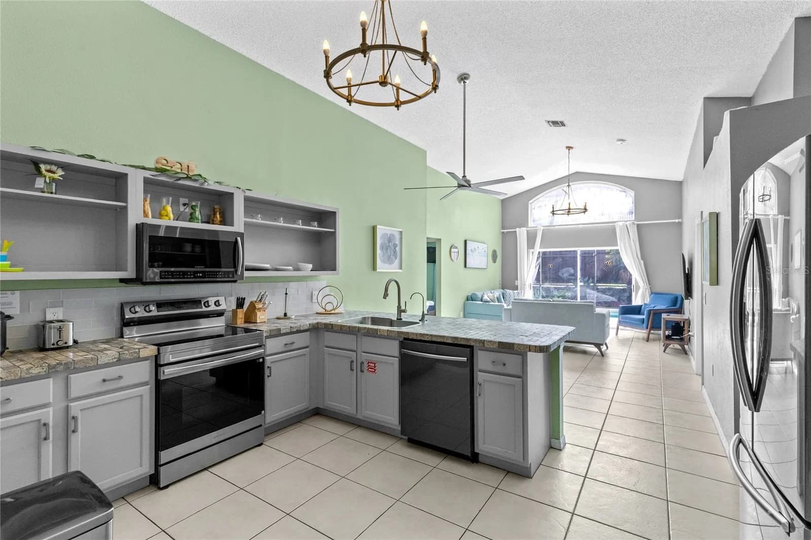 915 LAKE BERKLEY 4