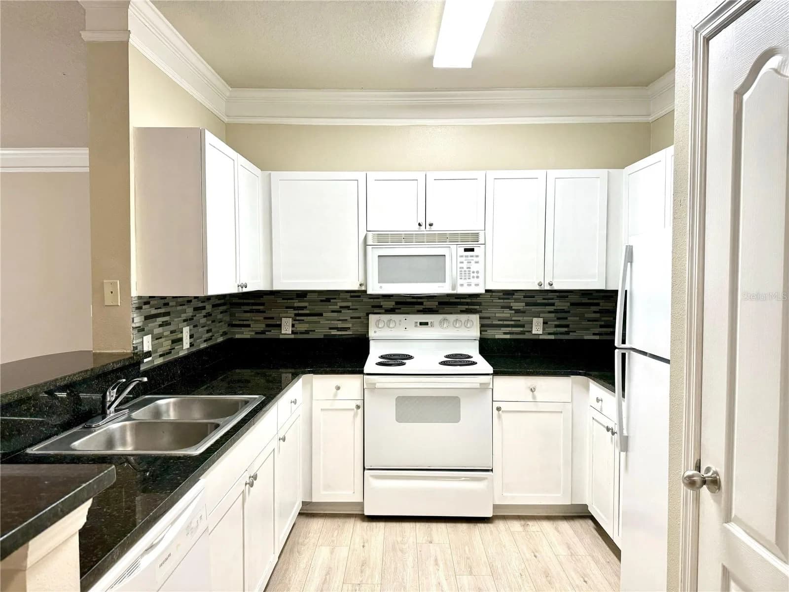 8842 VILLA VIEW 4