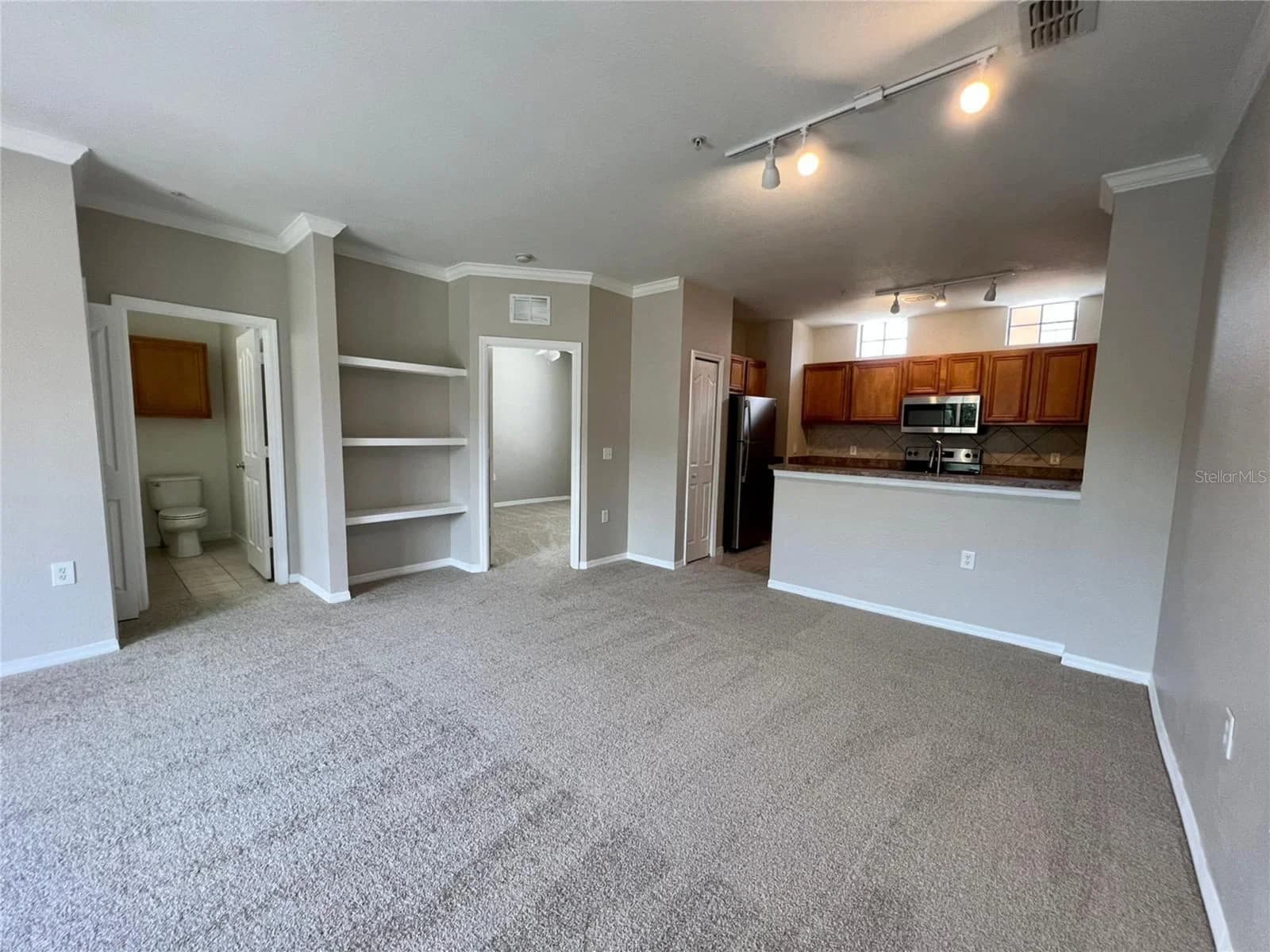 6111 METROWEST Boulevard #106 5