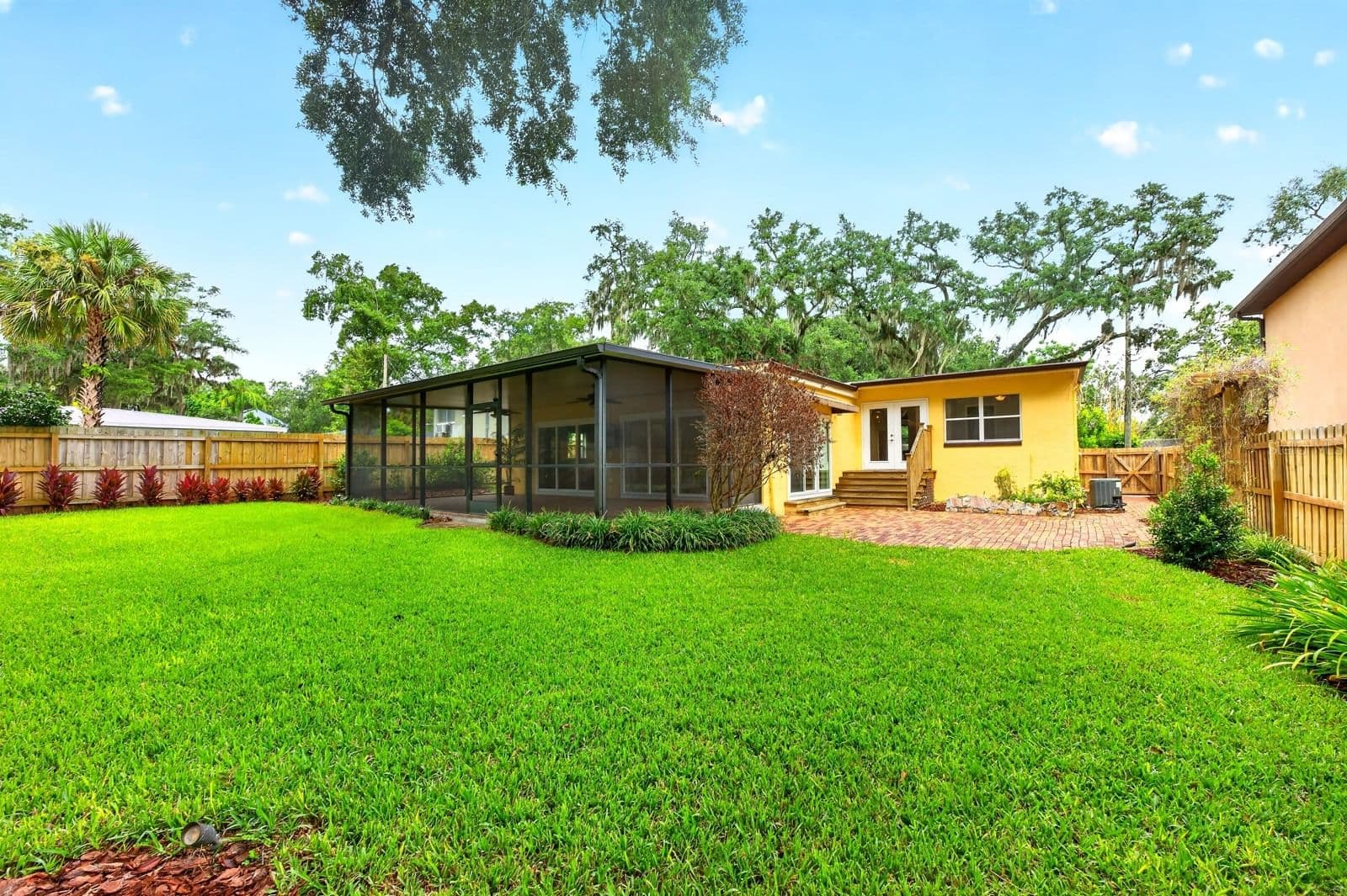 1212 ELMWOOD Street, Orlando, FL 32801 2