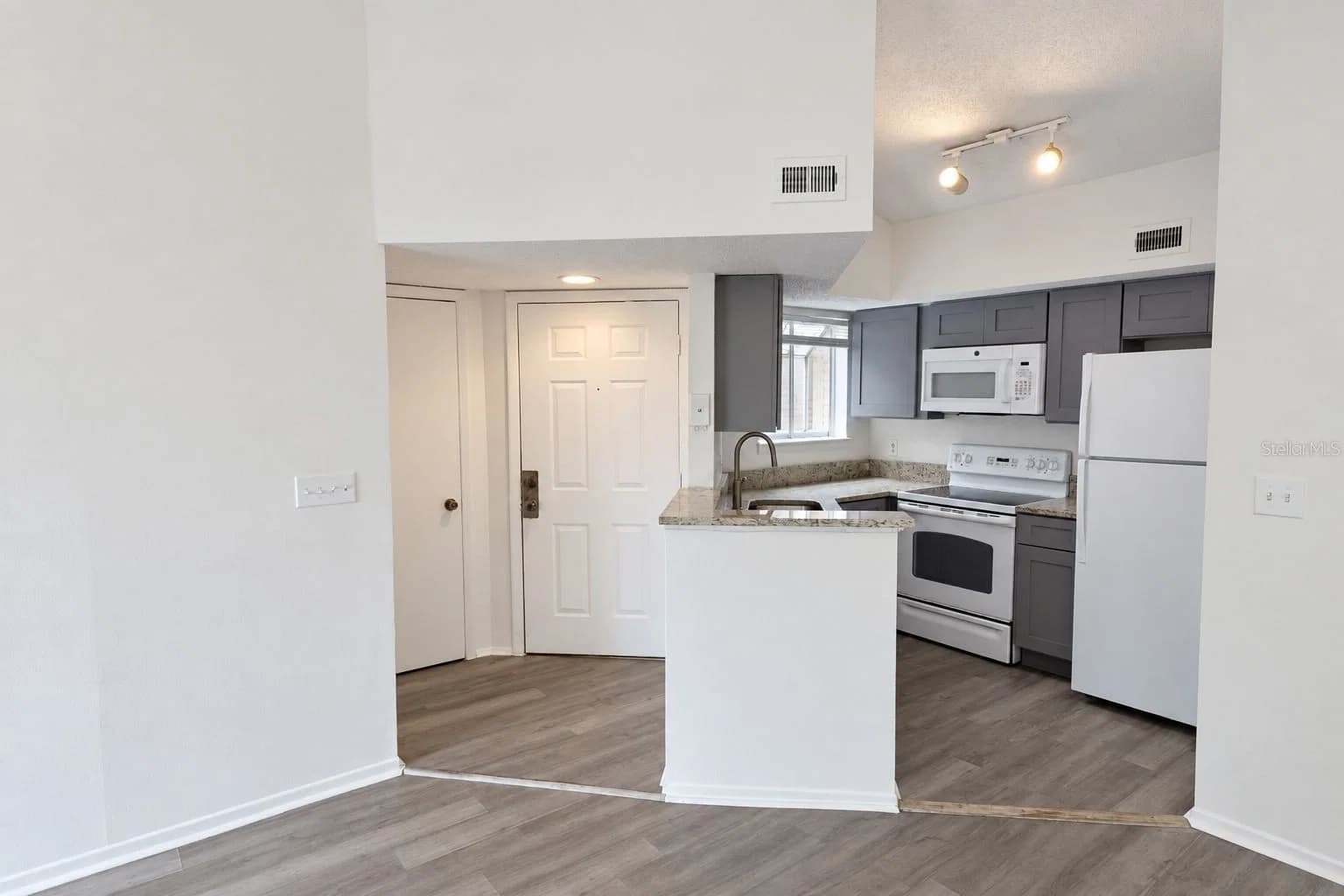 1956 LAKE ATRIUMS Circle #144, Orlando, FL 32839 3