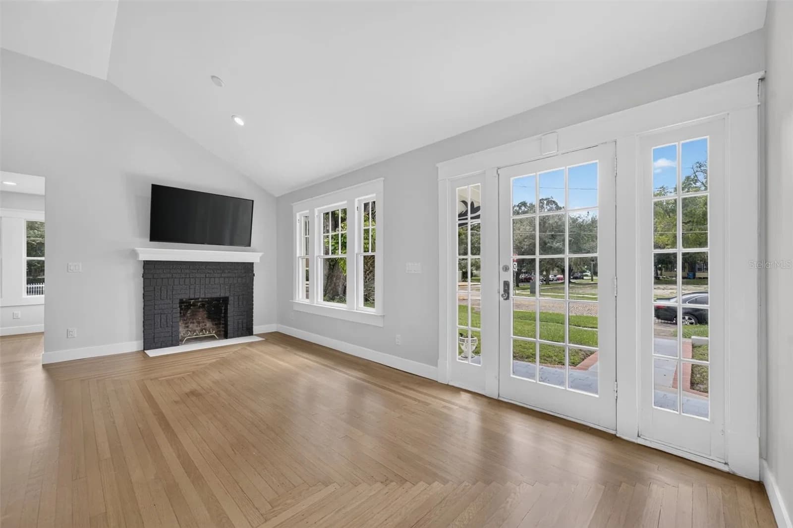 323 AMELIA Street 4