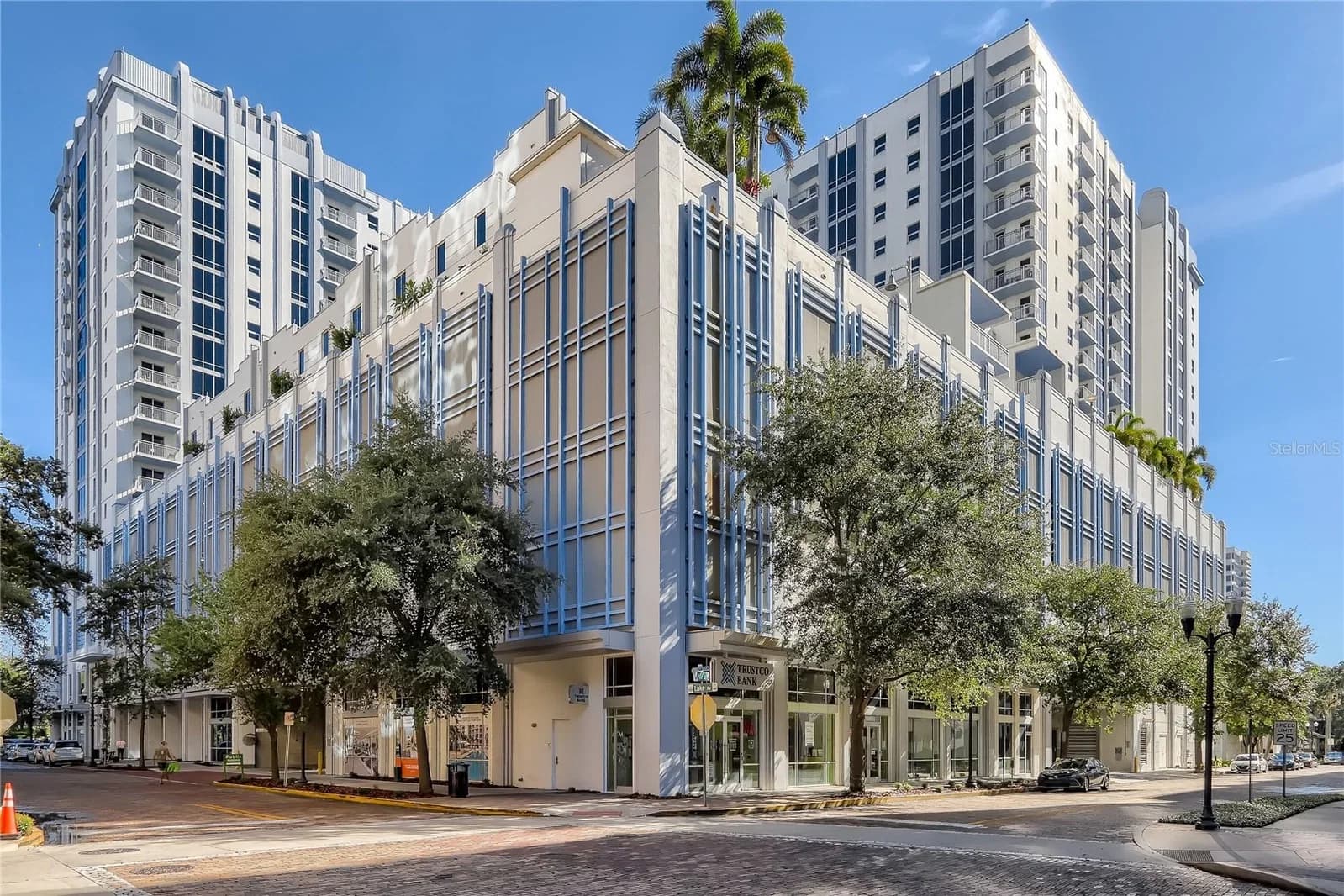 100.2 LAKE Avenue, Orlando, FL 32801 2