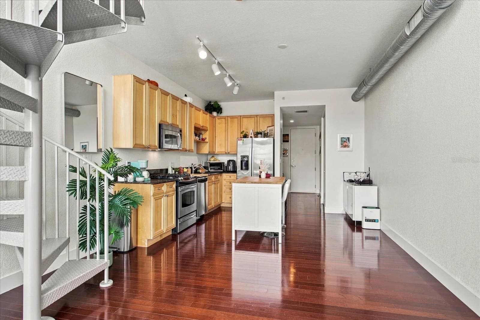 150 ROBINSON Street #1421 4