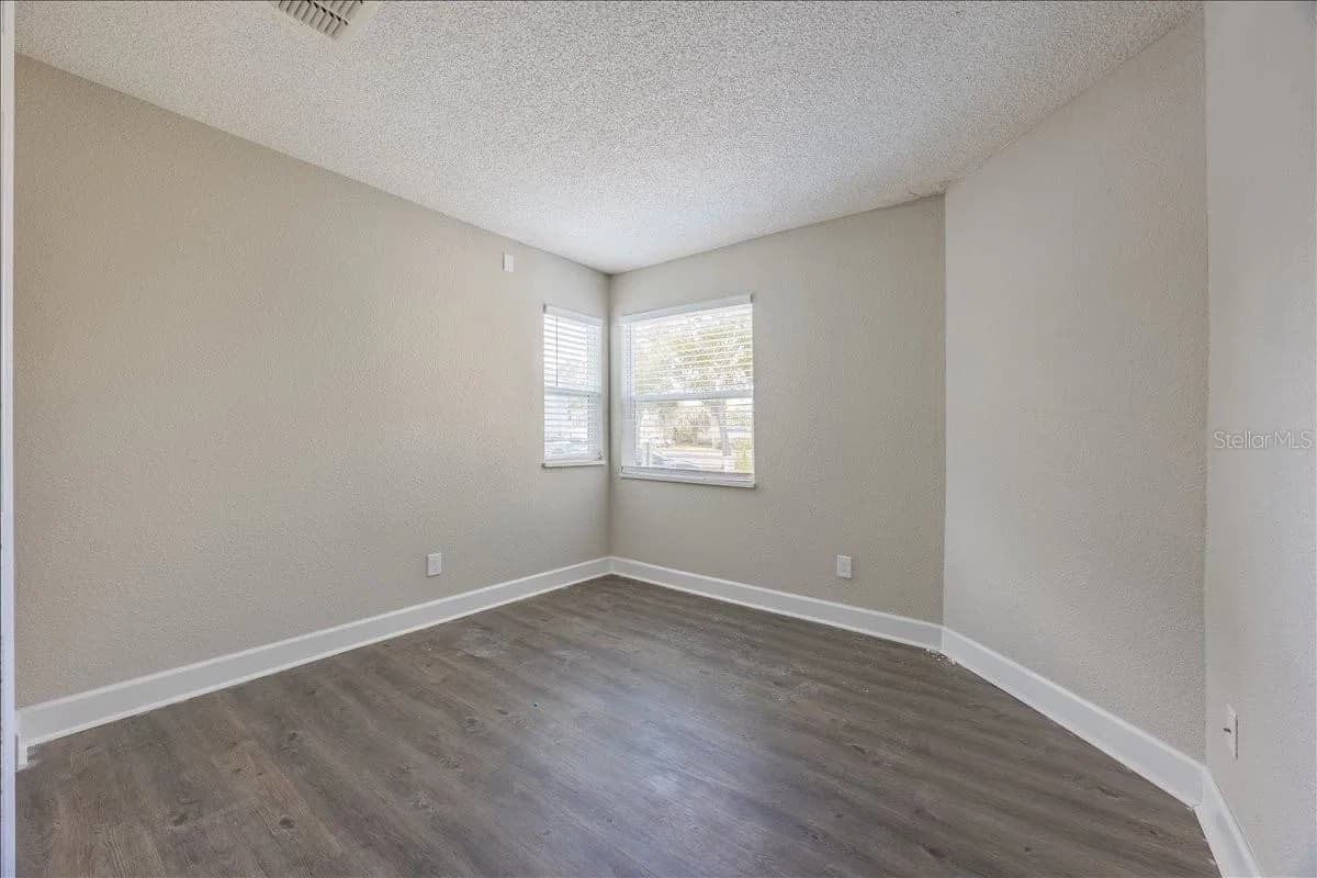 2540 WOODGATE Boulevard #106 5