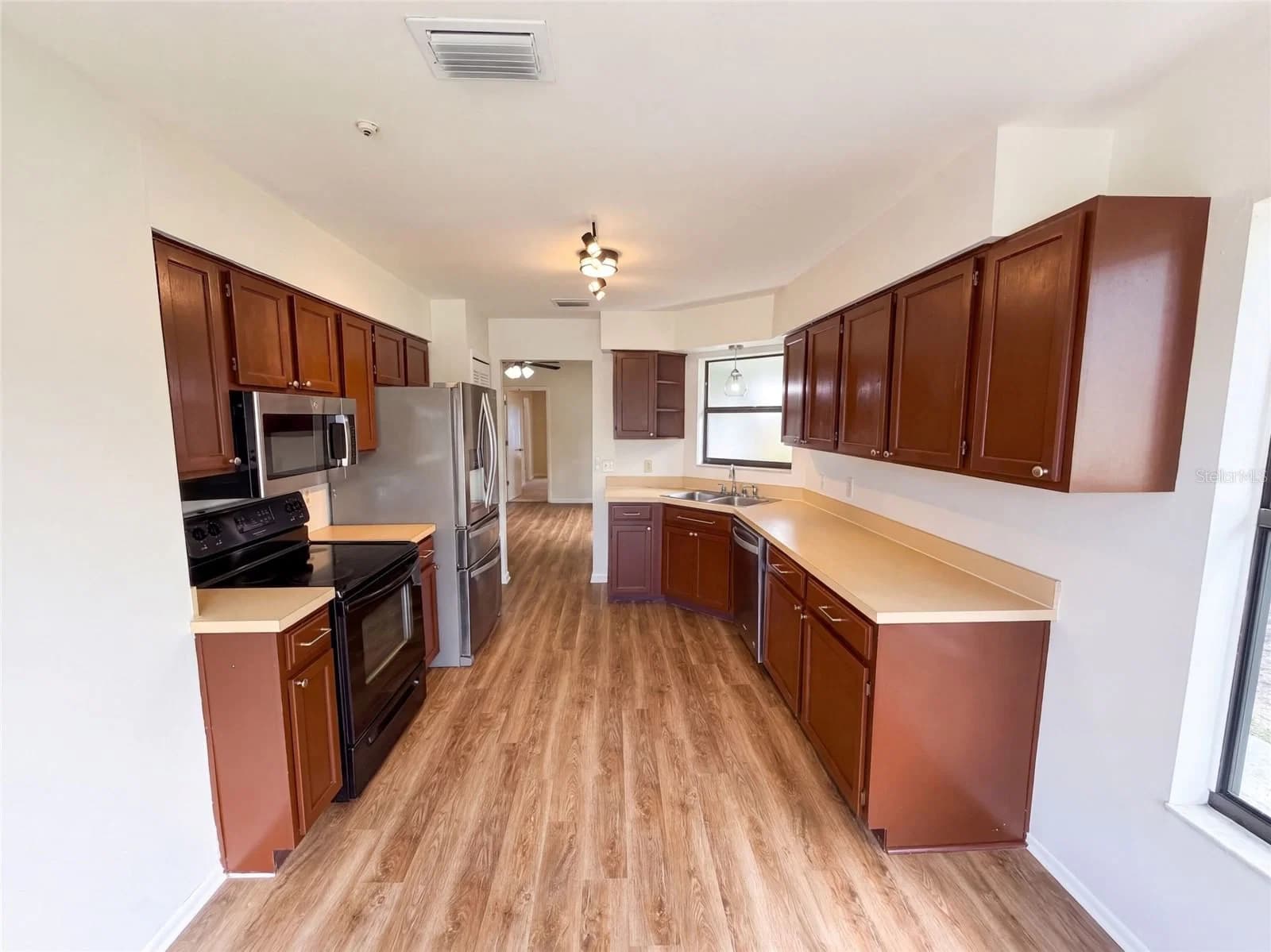 10033 CREEKWATER Boulevard, Orlando, FL 32825 2