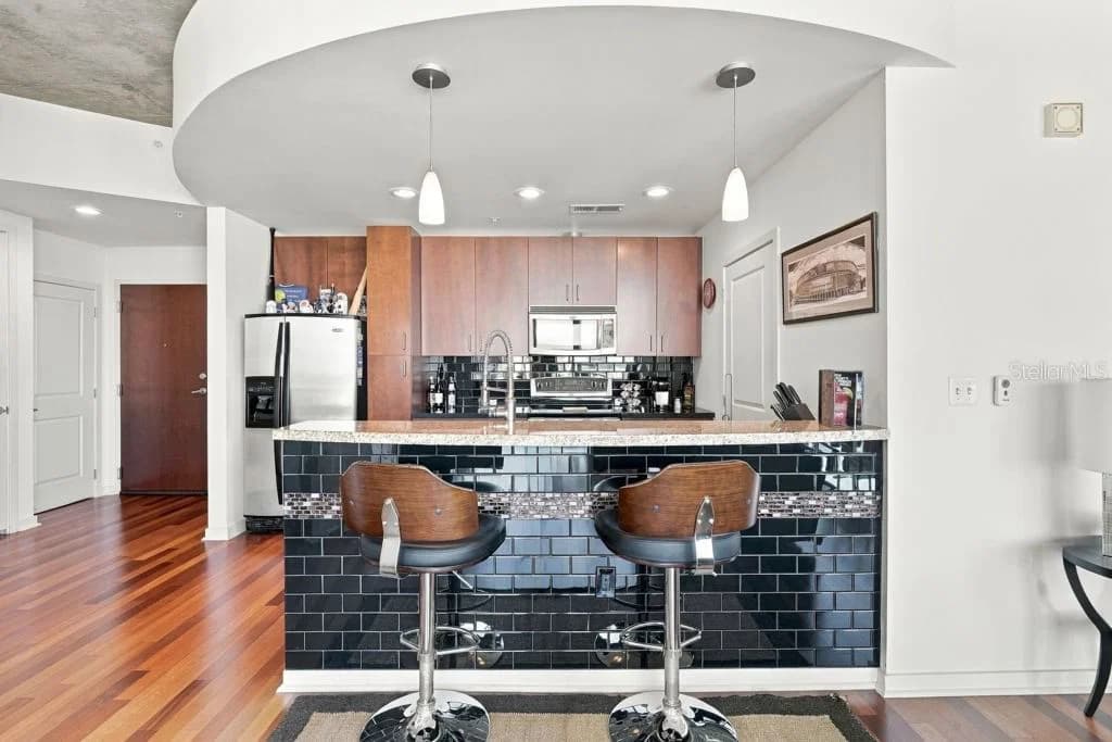 155 COURT Avenue #1816 4