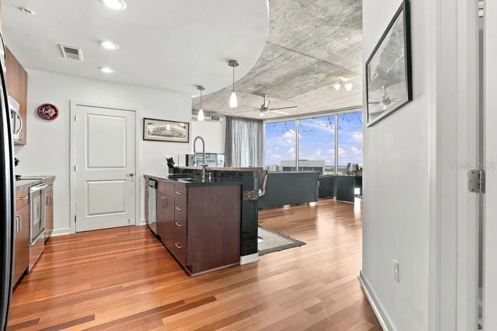 155 COURT Avenue #1816 5