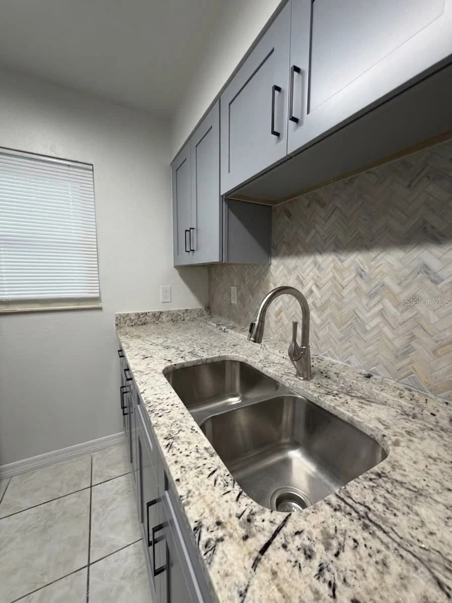 827 SKY LAKE 4
