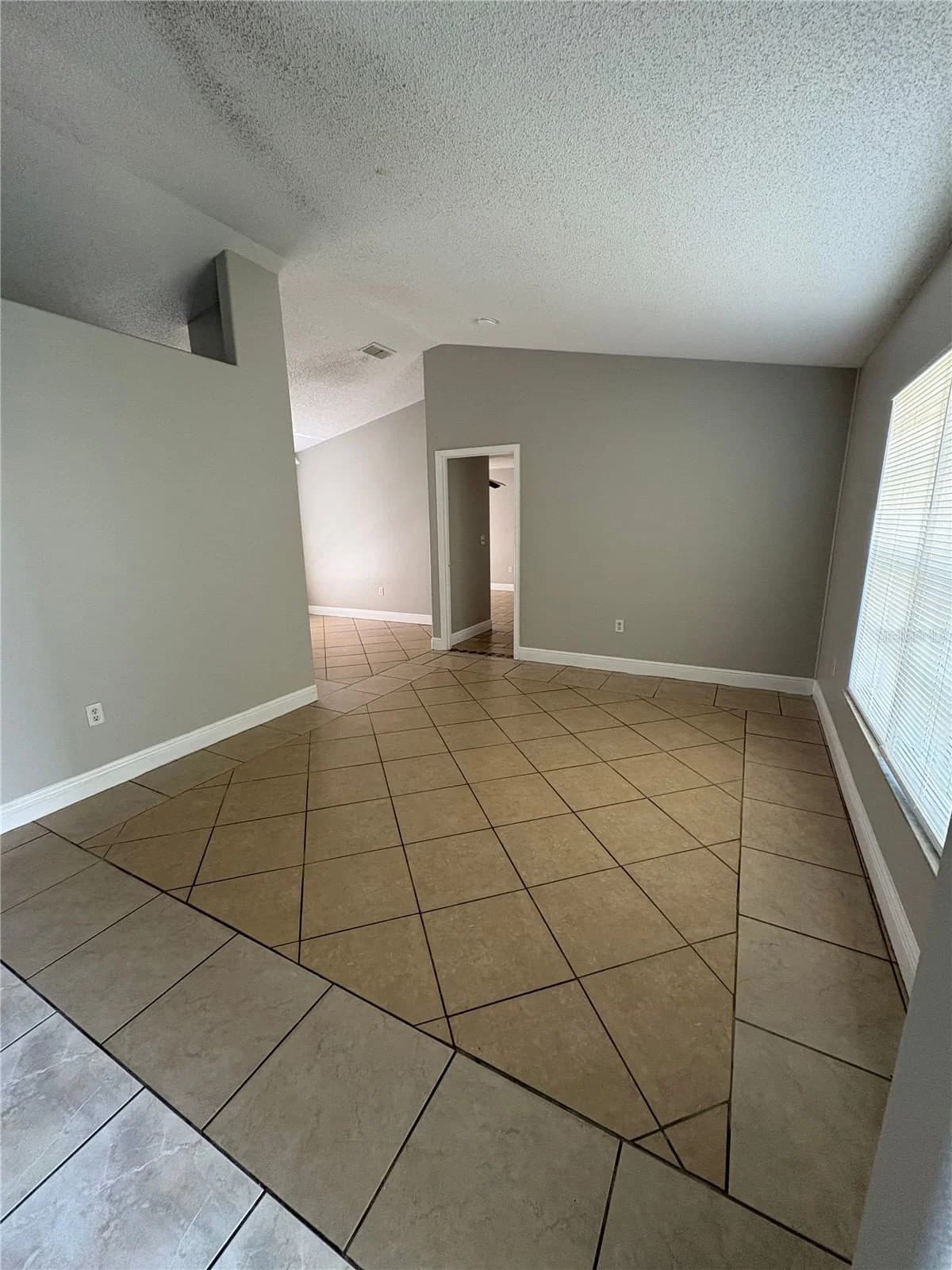 305 COLONADE 3