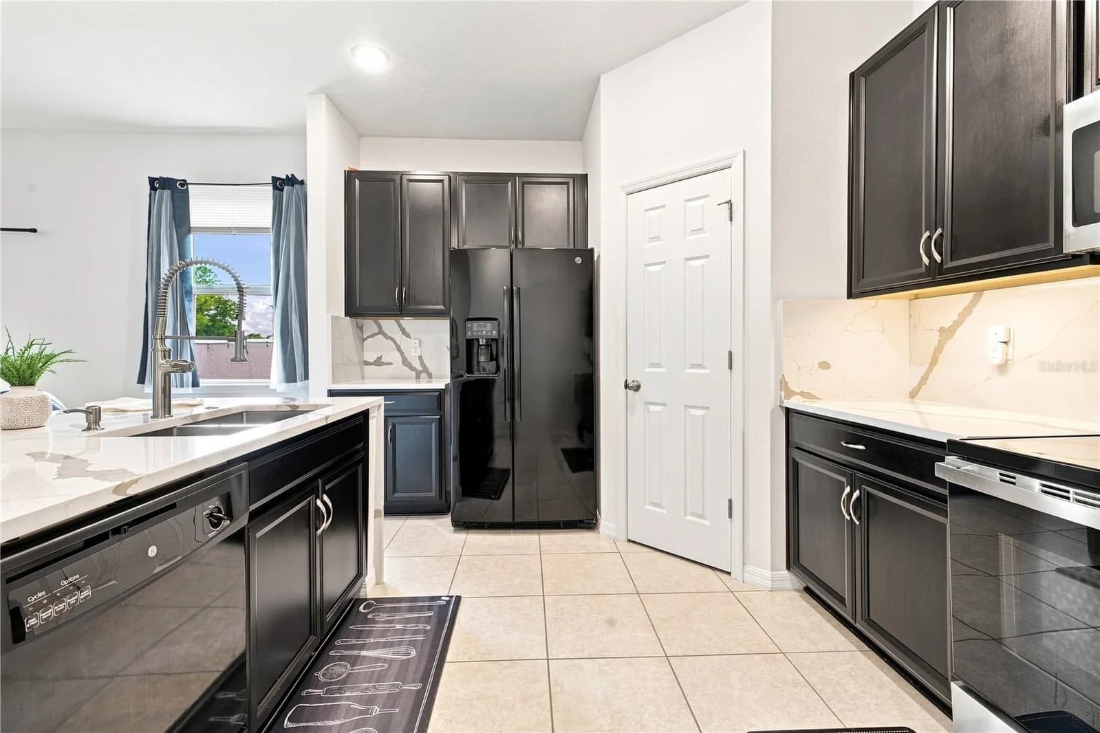 1045 DUDLEY 5