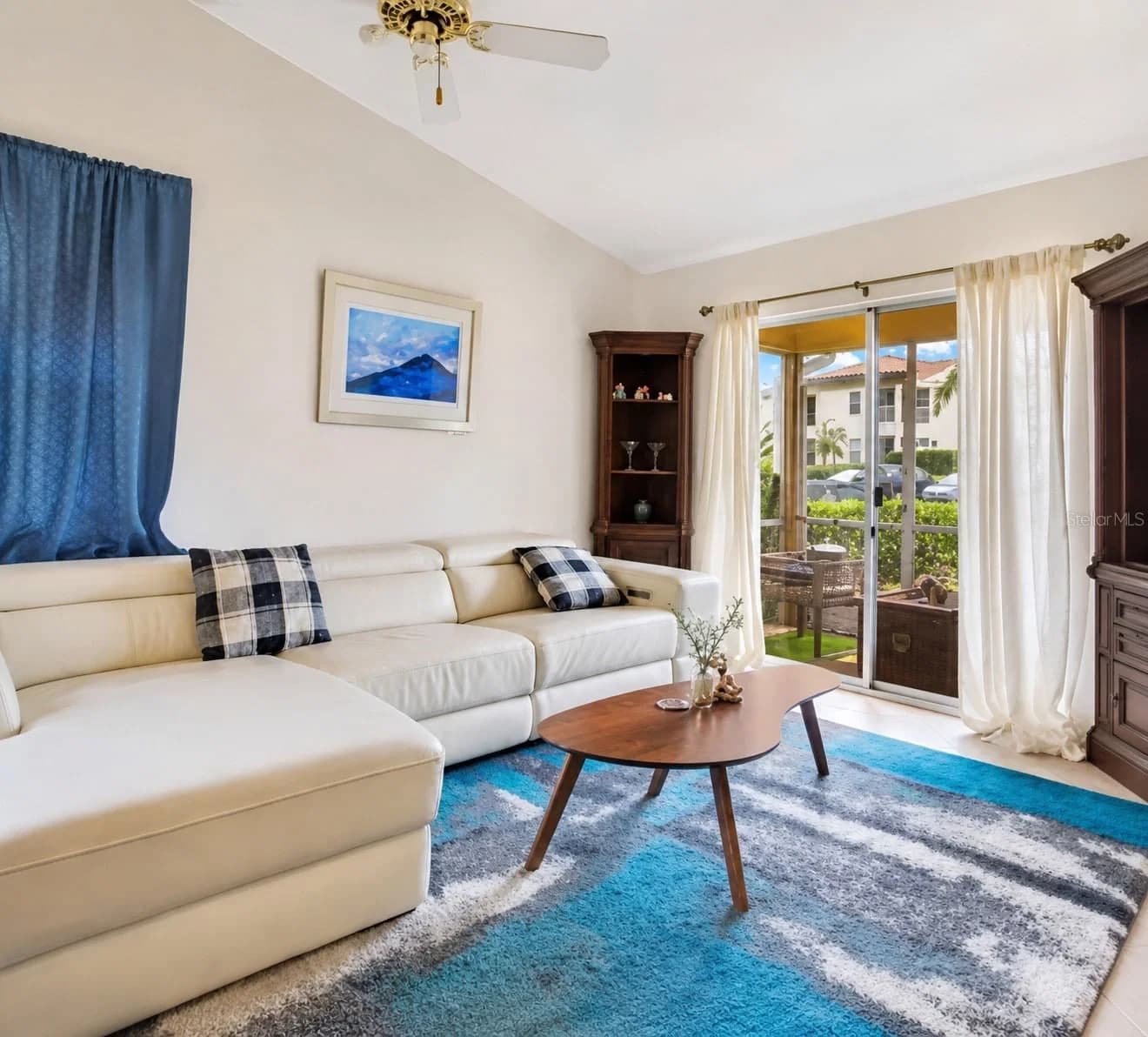 3200 QUEEN PALMS 2