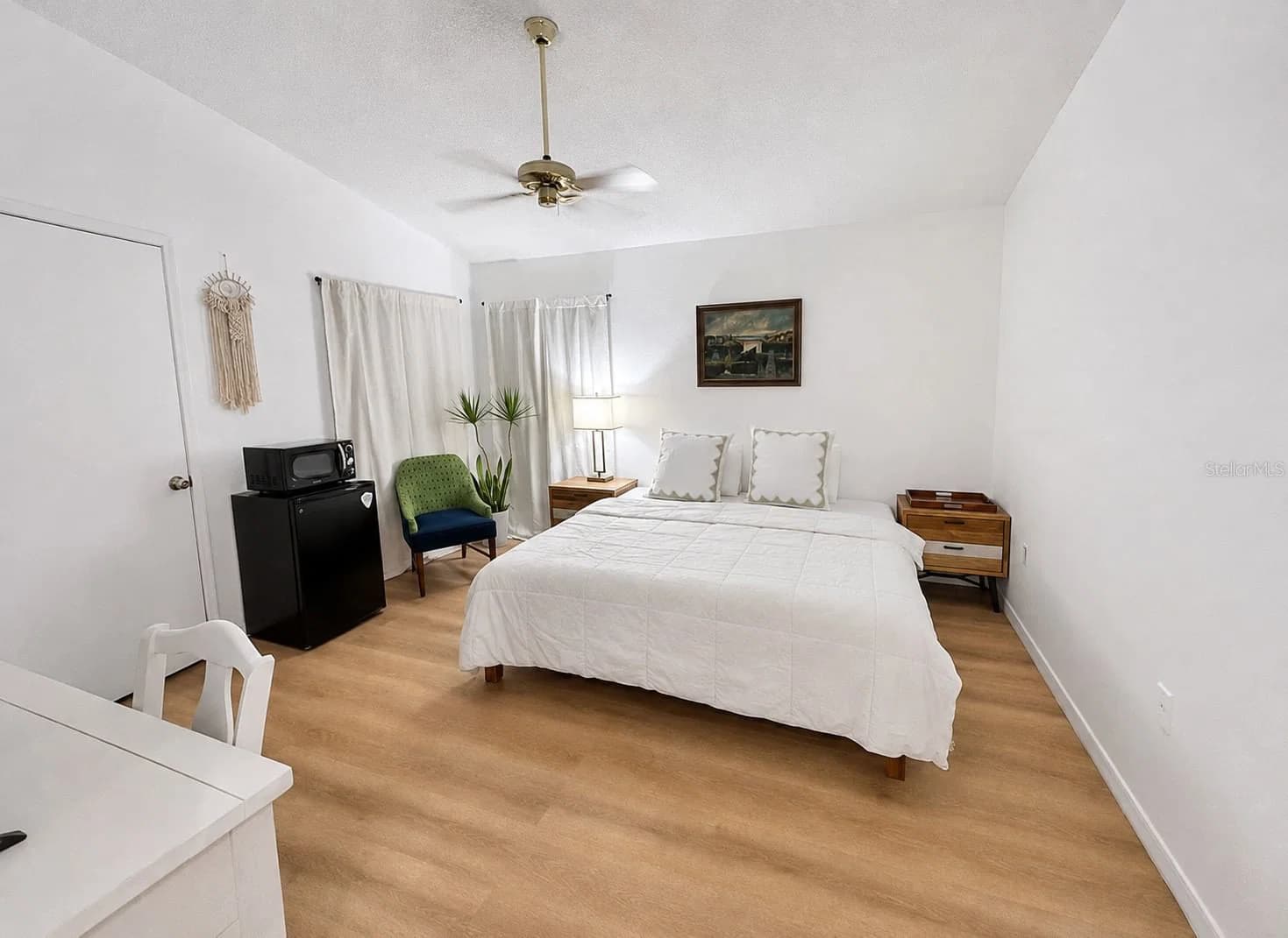 3200 QUEEN PALMS 4