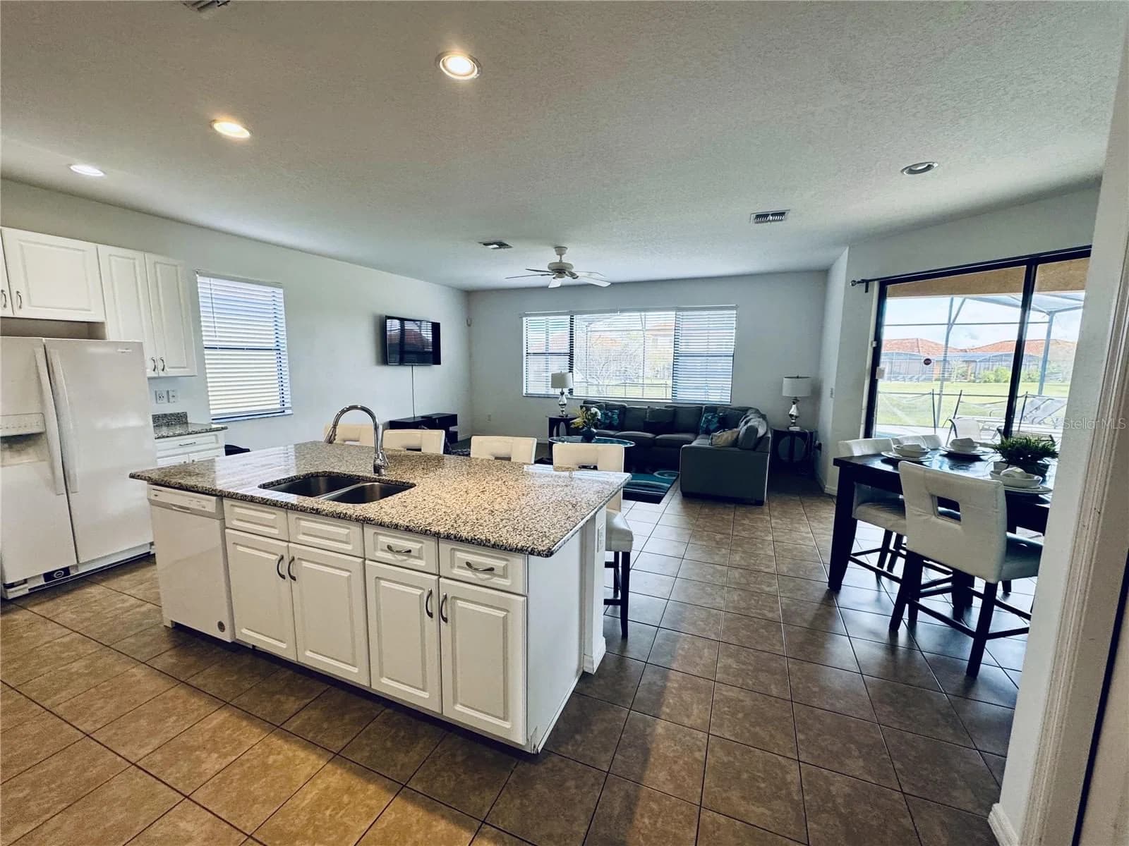 2586 ROSEMONT 4