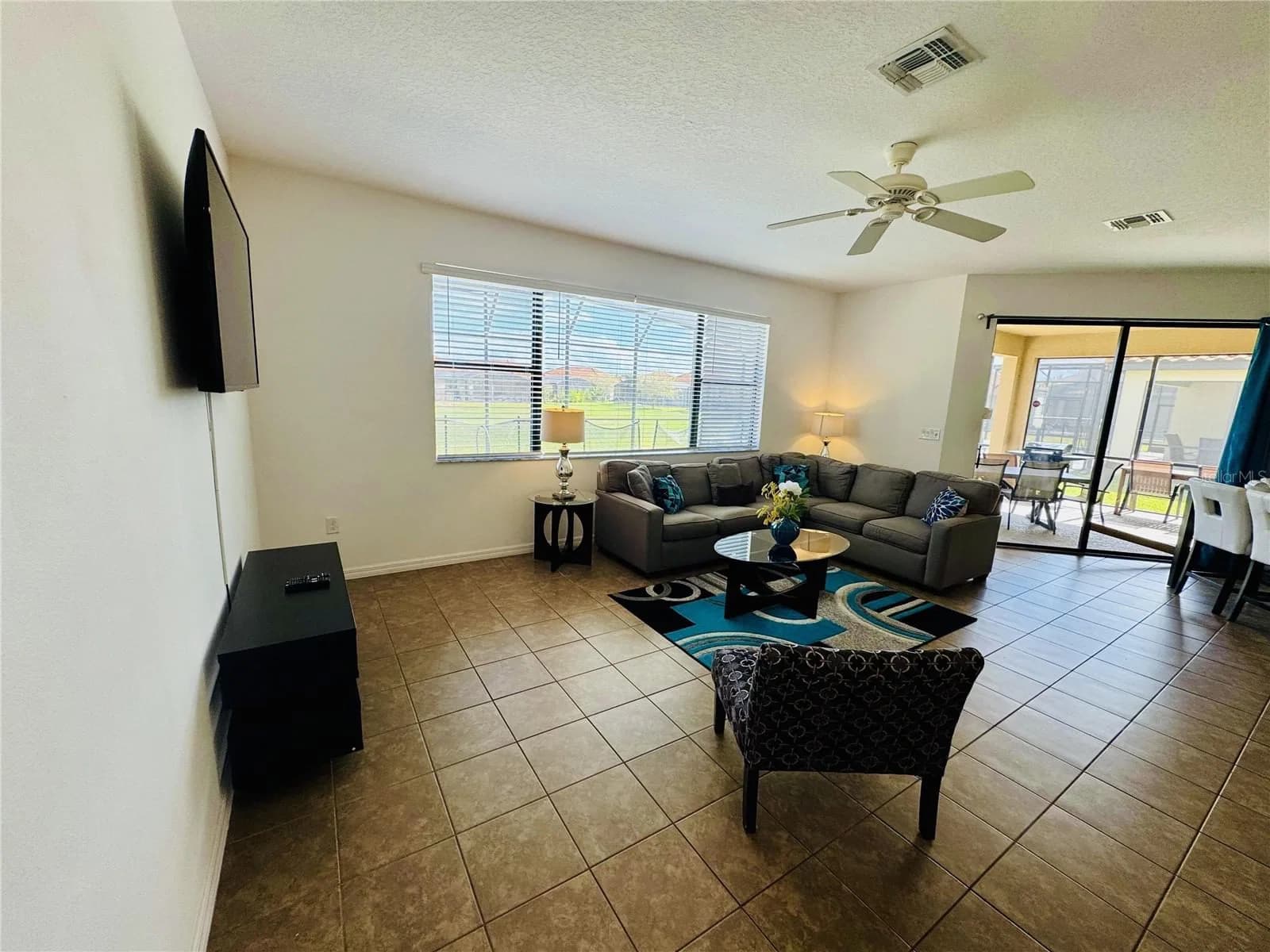 2586 ROSEMONT 3
