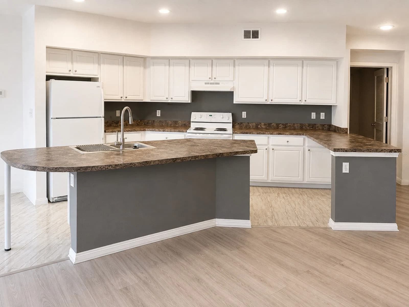 911 ORANGE Avenue #252 5