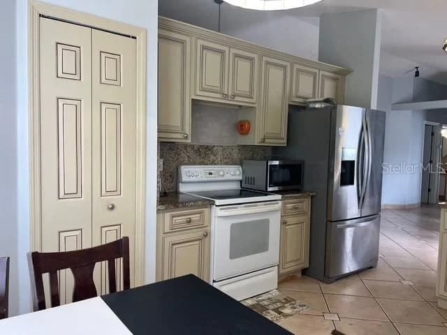 4125 HAMPSHIRE VILLAGE Court 4